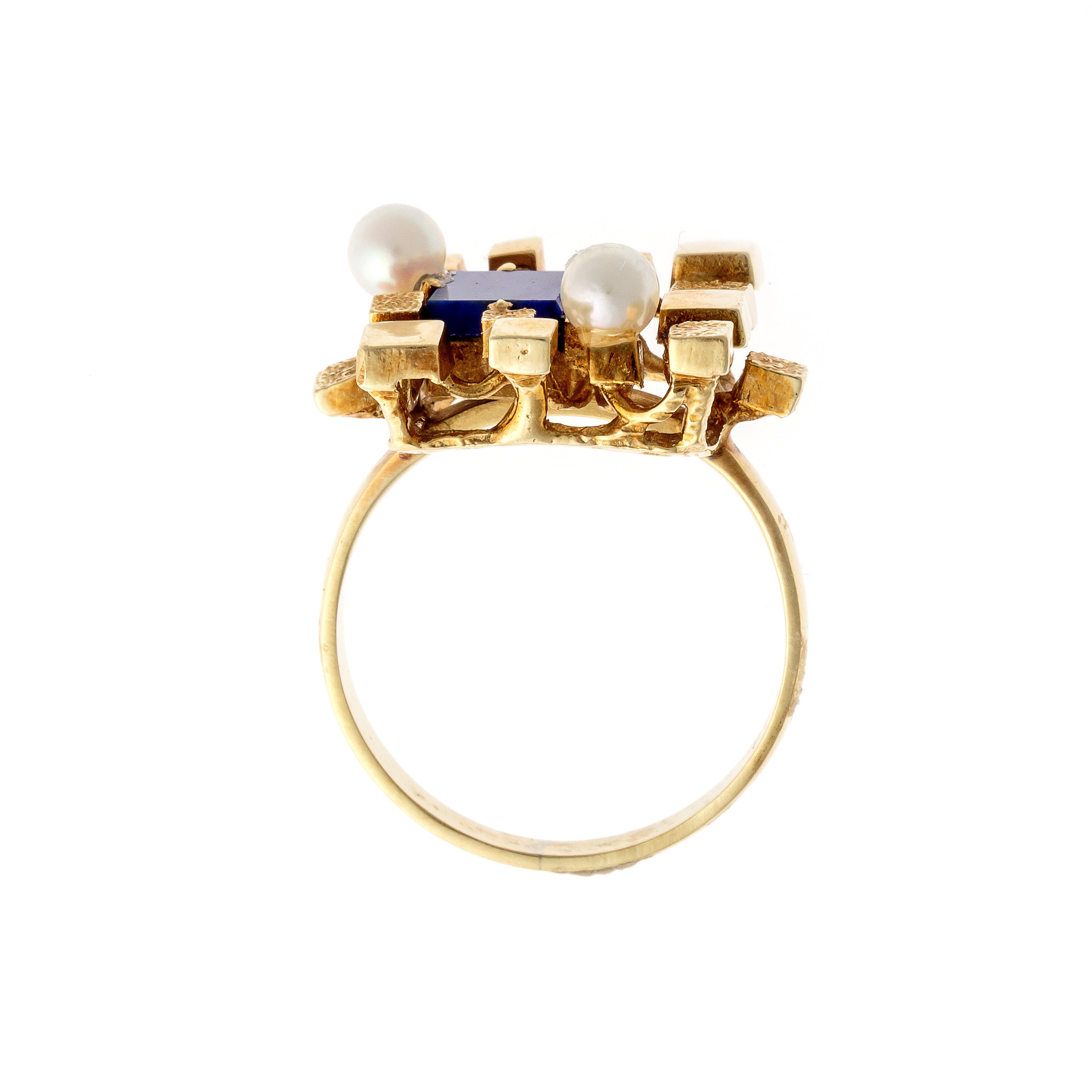 Profile of the modernist vintage gold cocktail ring with lapis lazuli and pearls.