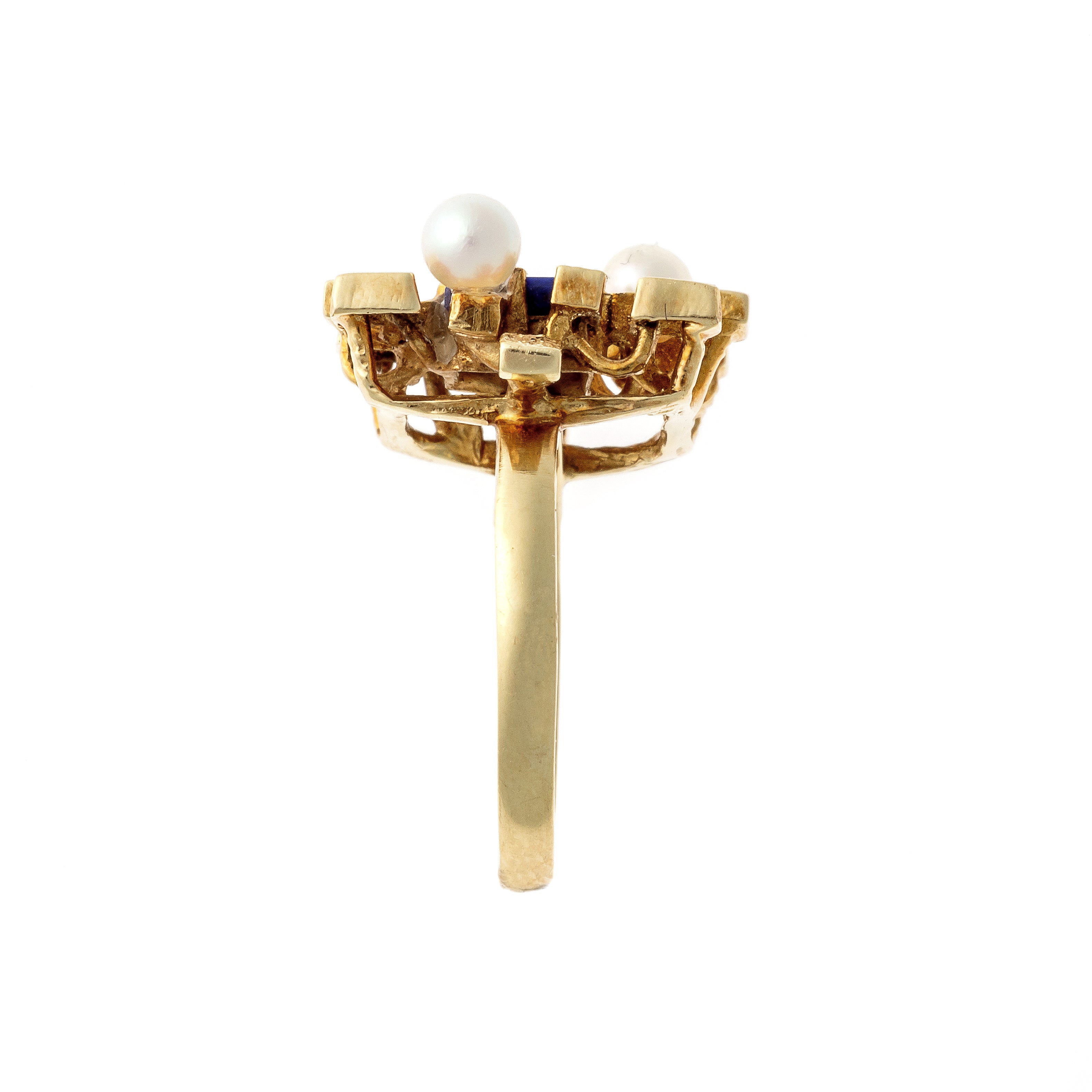 Side of the modernist vintage gold cocktail ring with lapis lazuli and pearls.