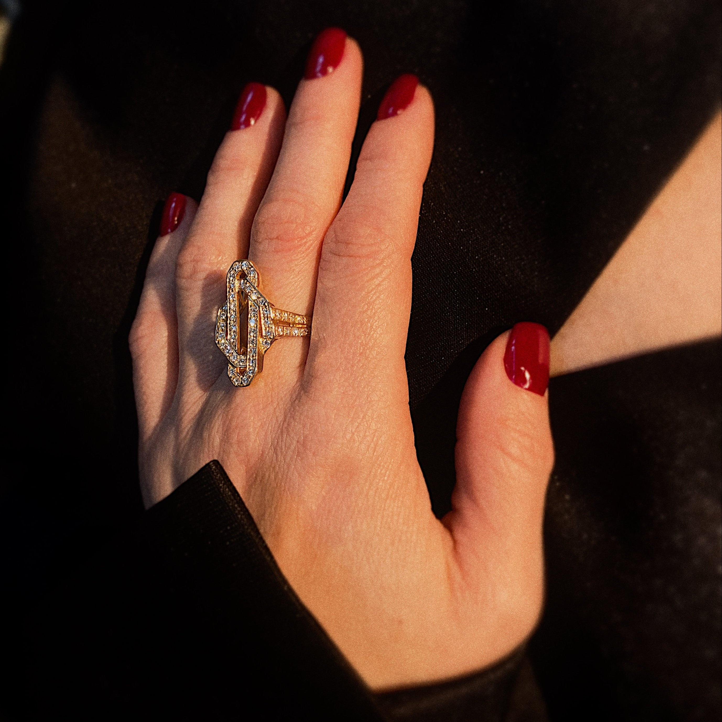 Frau, die den Vintage-Art-Deco-Revival-Gold-Diamant-Cocktailring trägt.