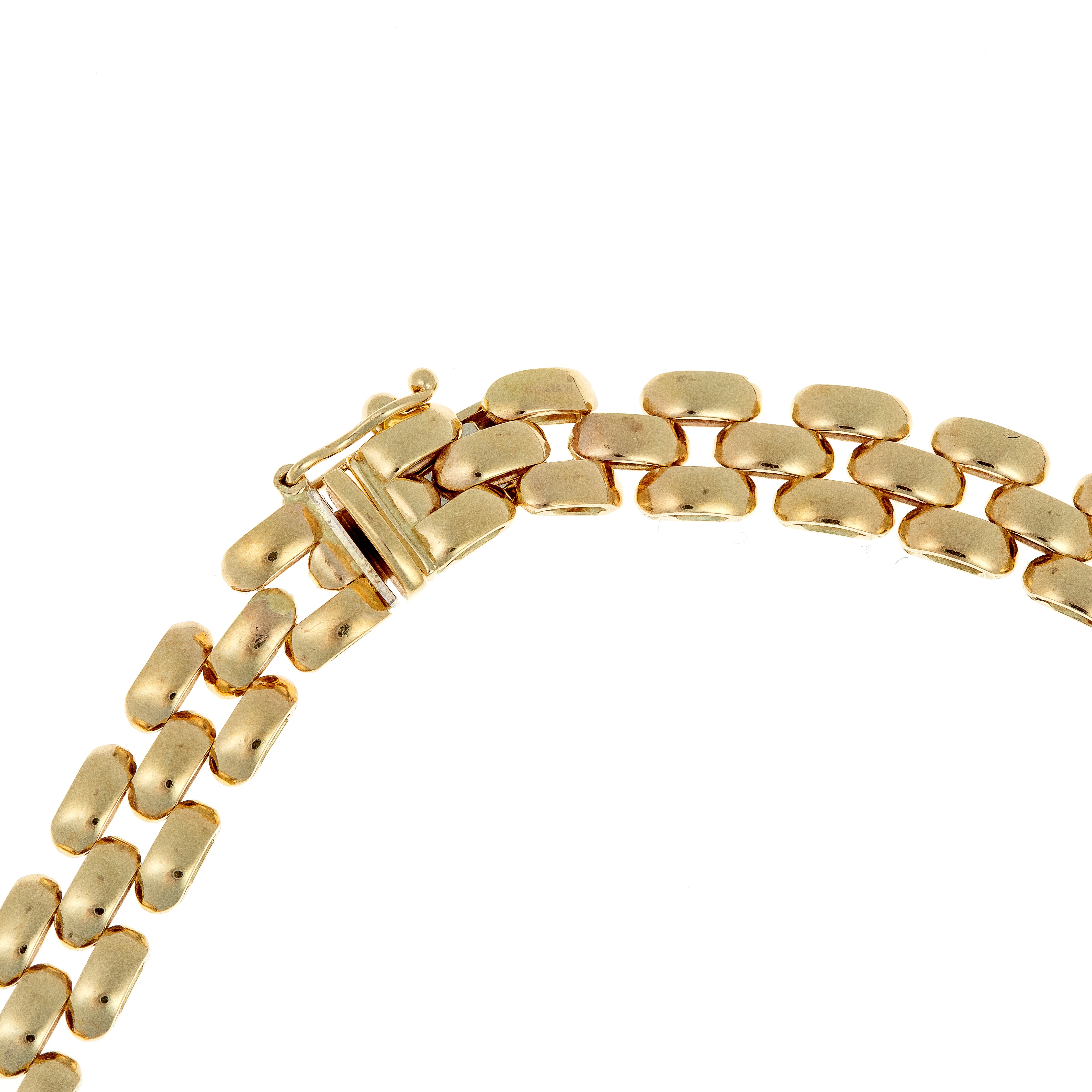 Detailed view of the gold clasp, featuring Italian hallmarks and a secure closure.