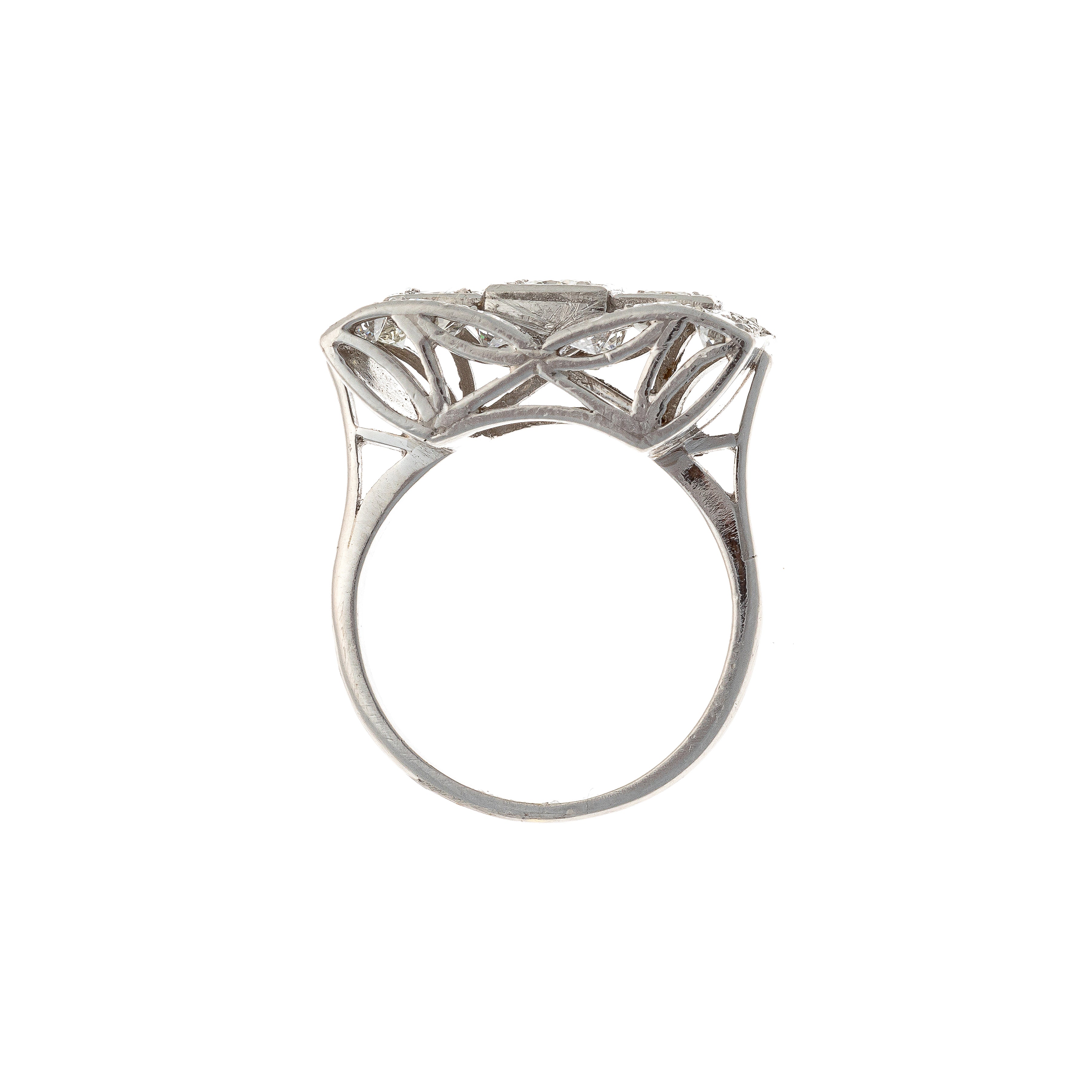 Profil des antiken Art-Déco-Plaque-Rings aus Platin mit Diamant.