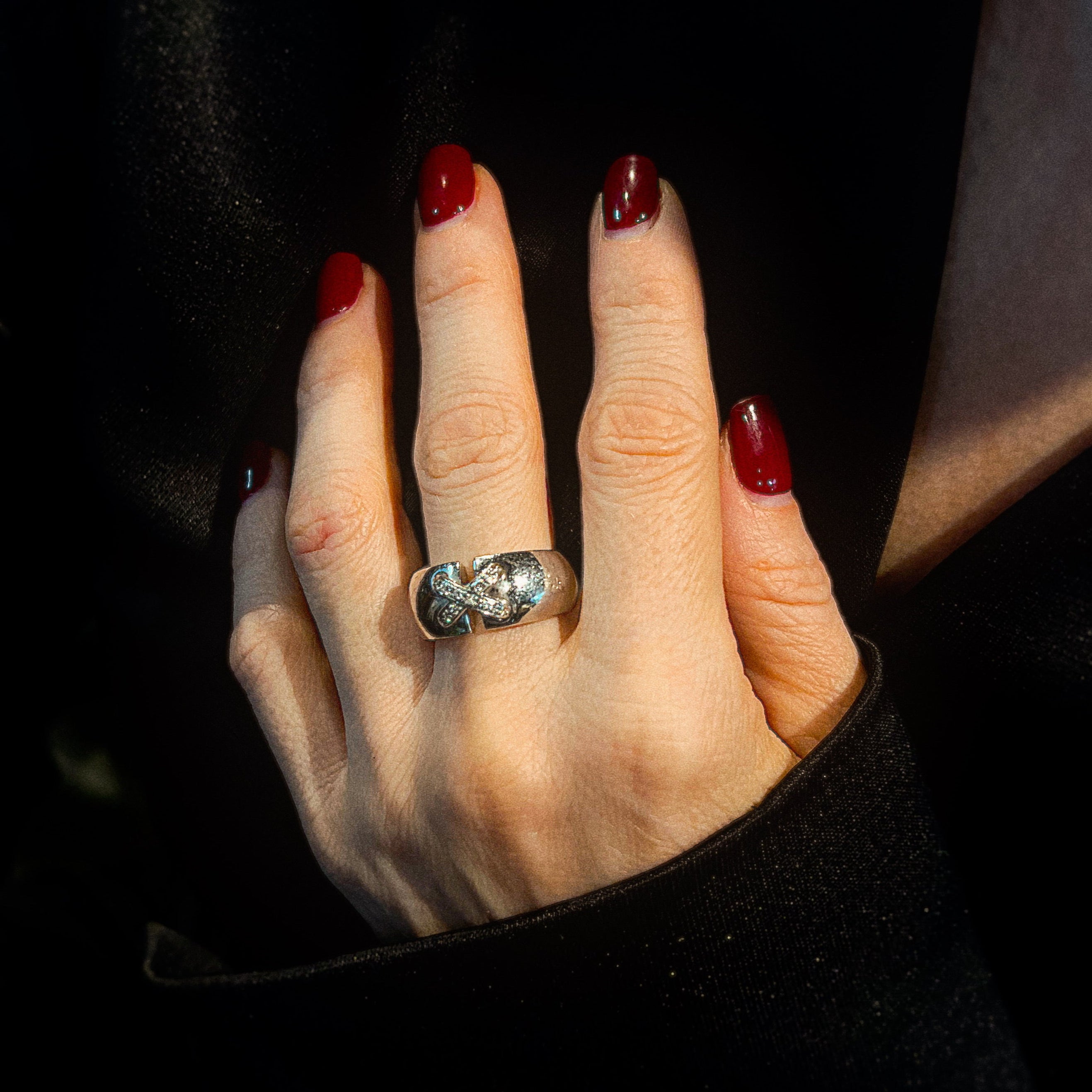 Model wearing the Chaumet white gold diamond engagement ring from Liens collection.