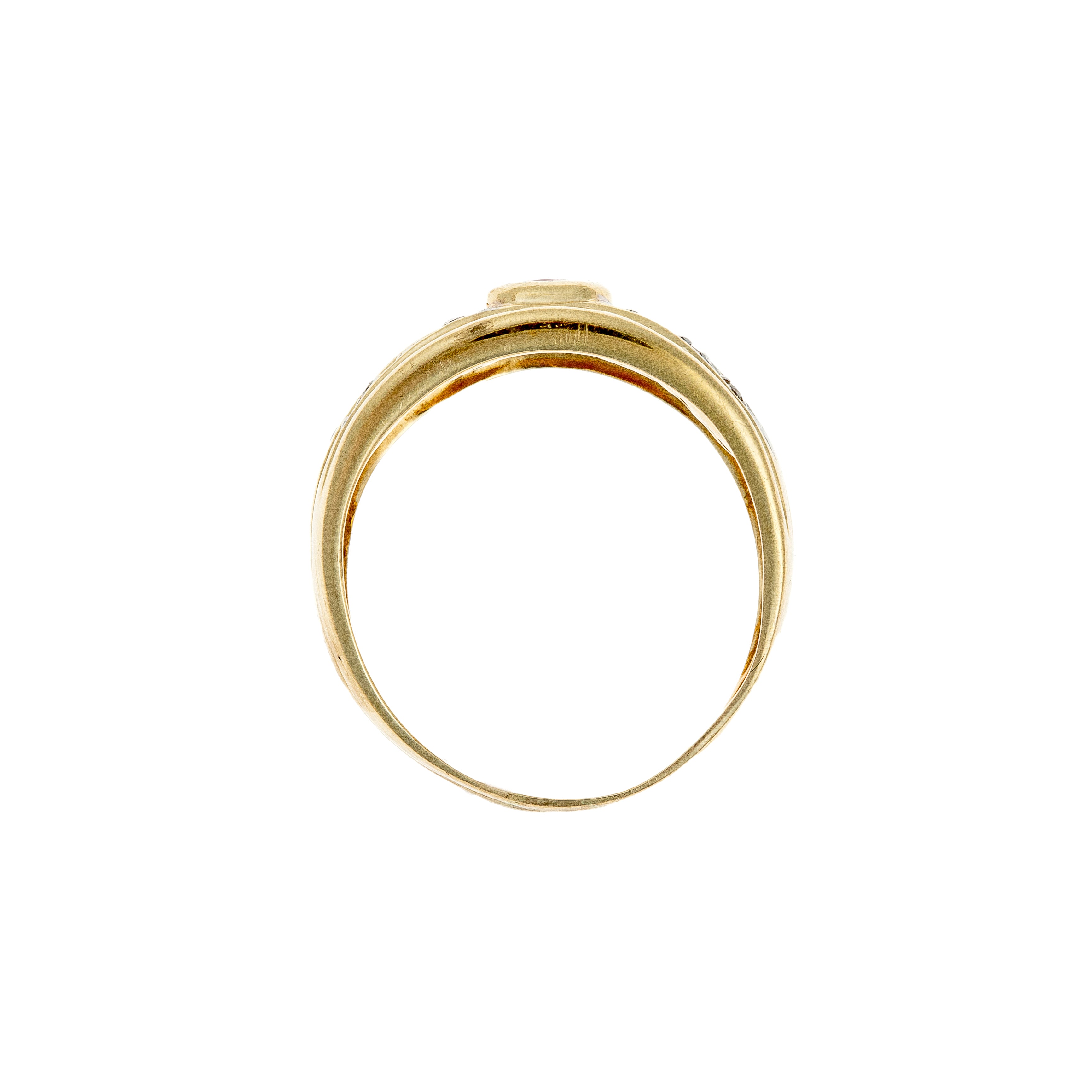 Profile of the vintage gold cocktail ring with rubies and diamonds.
