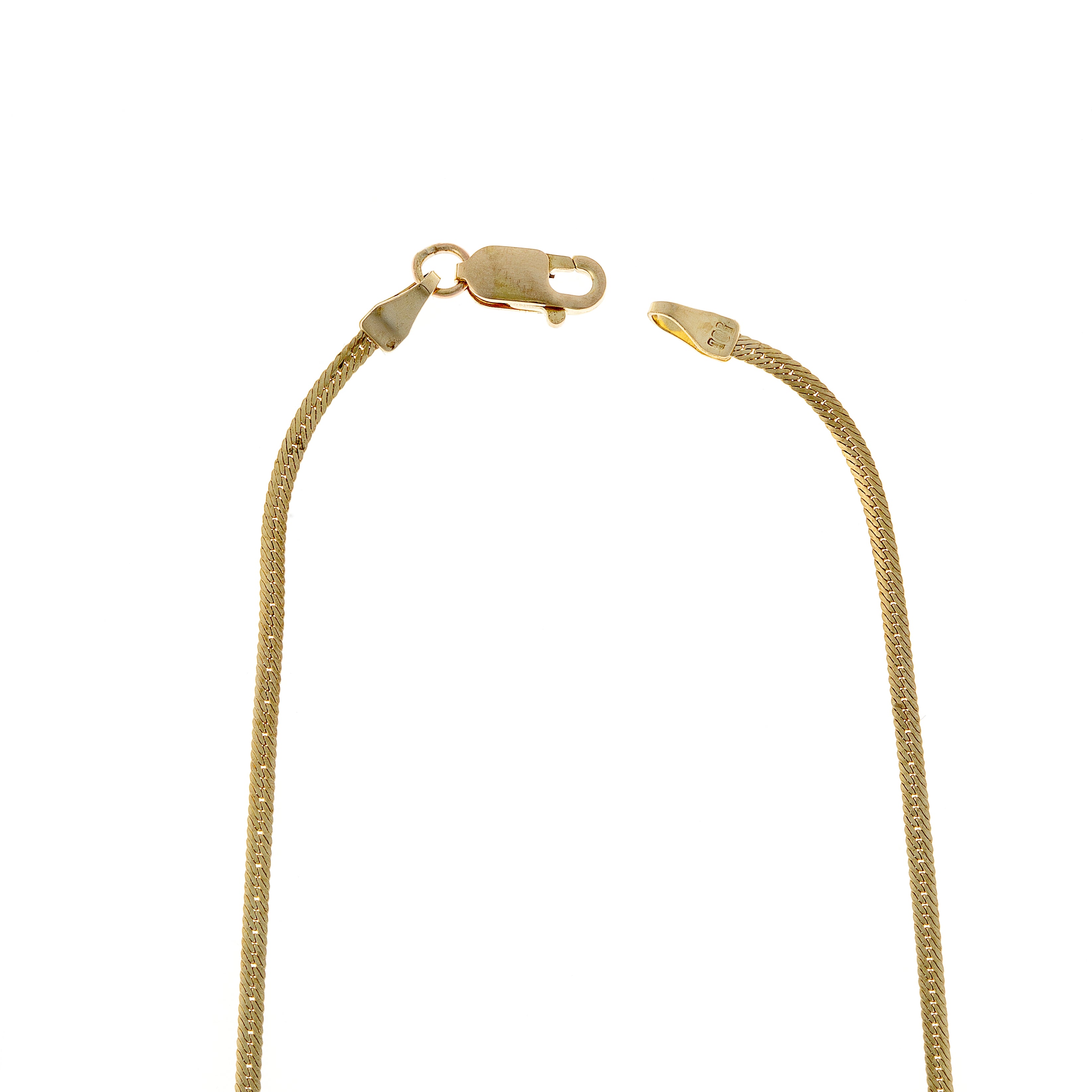 Gros plan du fermoir et de la chaîne du collier en or, soulignant la fine finition en or jaune et le mécanisme de fermeture sécurisé.