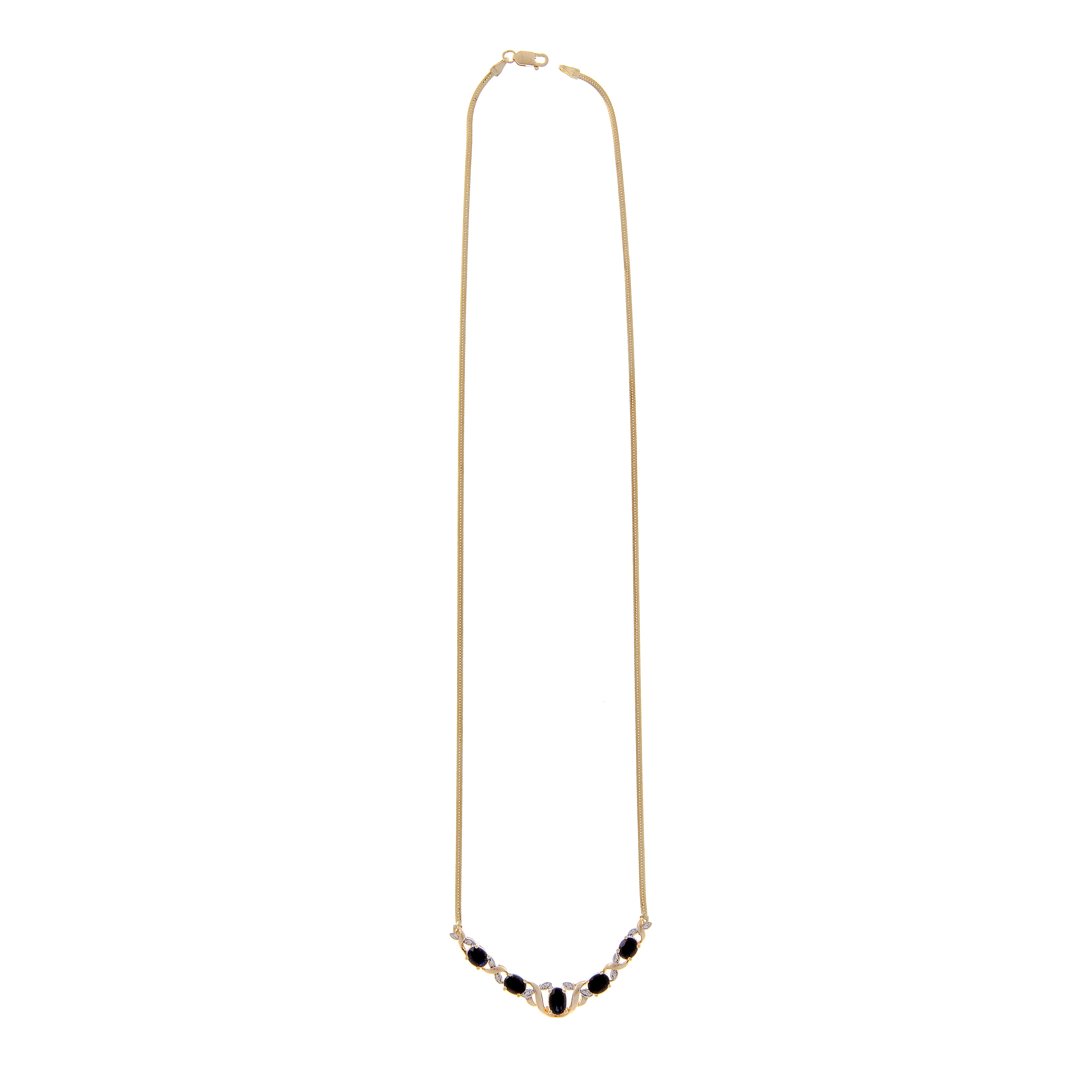 Vue en pied du collier vintage, montrant une élégante chaîne en or avec un détail de grappe de pierres précieuses au centre.