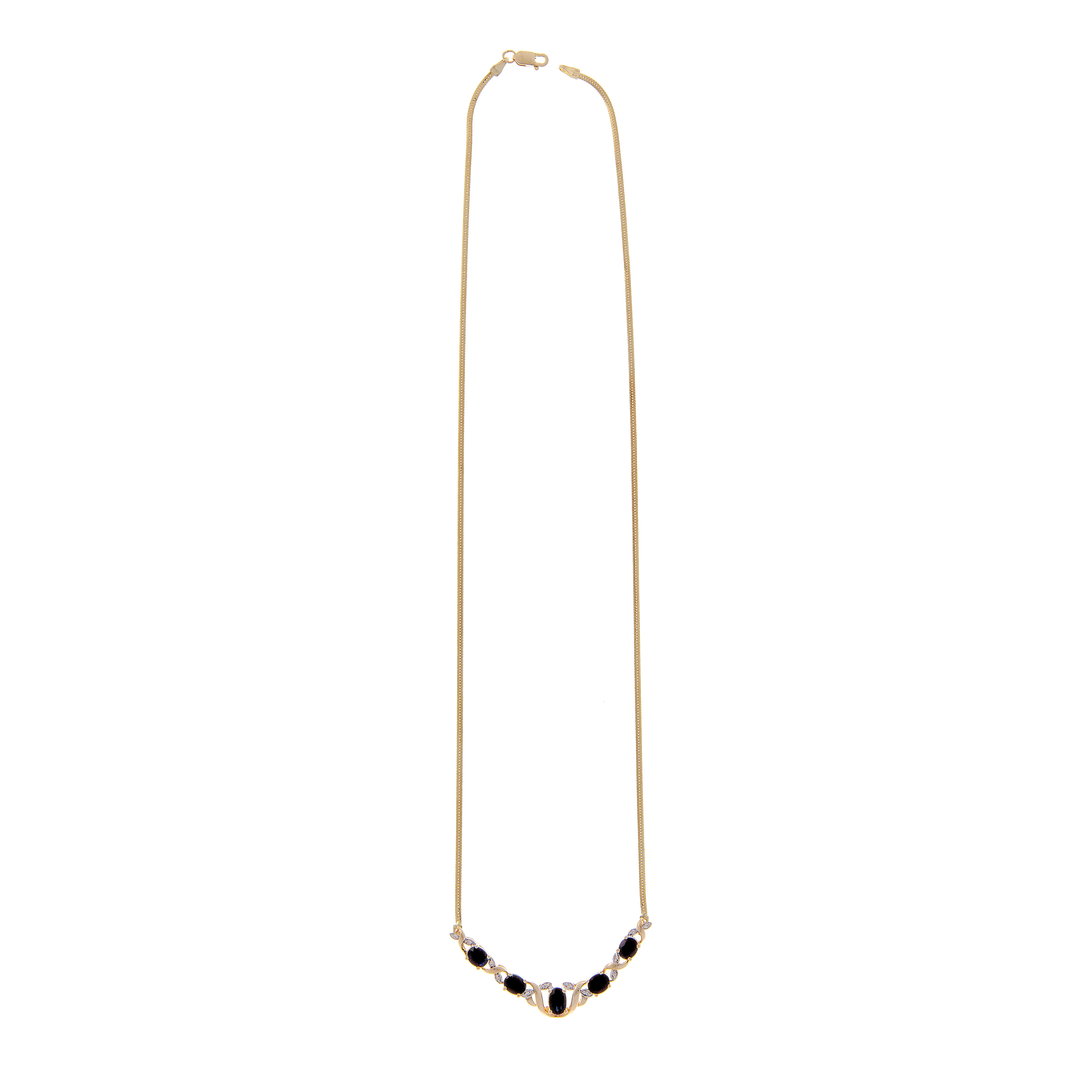 Vue en pied du collier vintage, montrant une élégante chaîne en or avec un détail de grappe de pierres précieuses au centre.