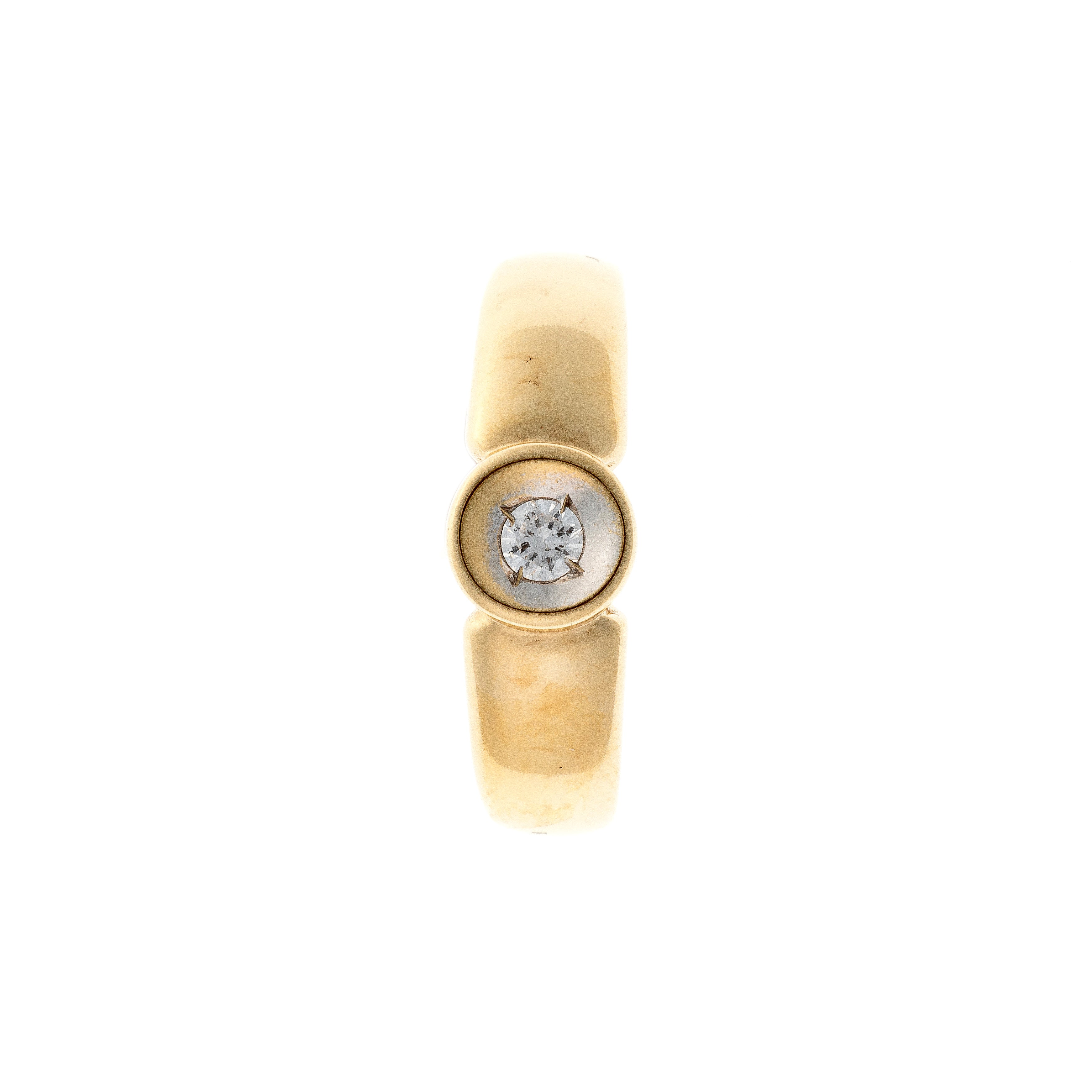 Top of the contemporary vintage two-tone gold diamond solitaire ring.