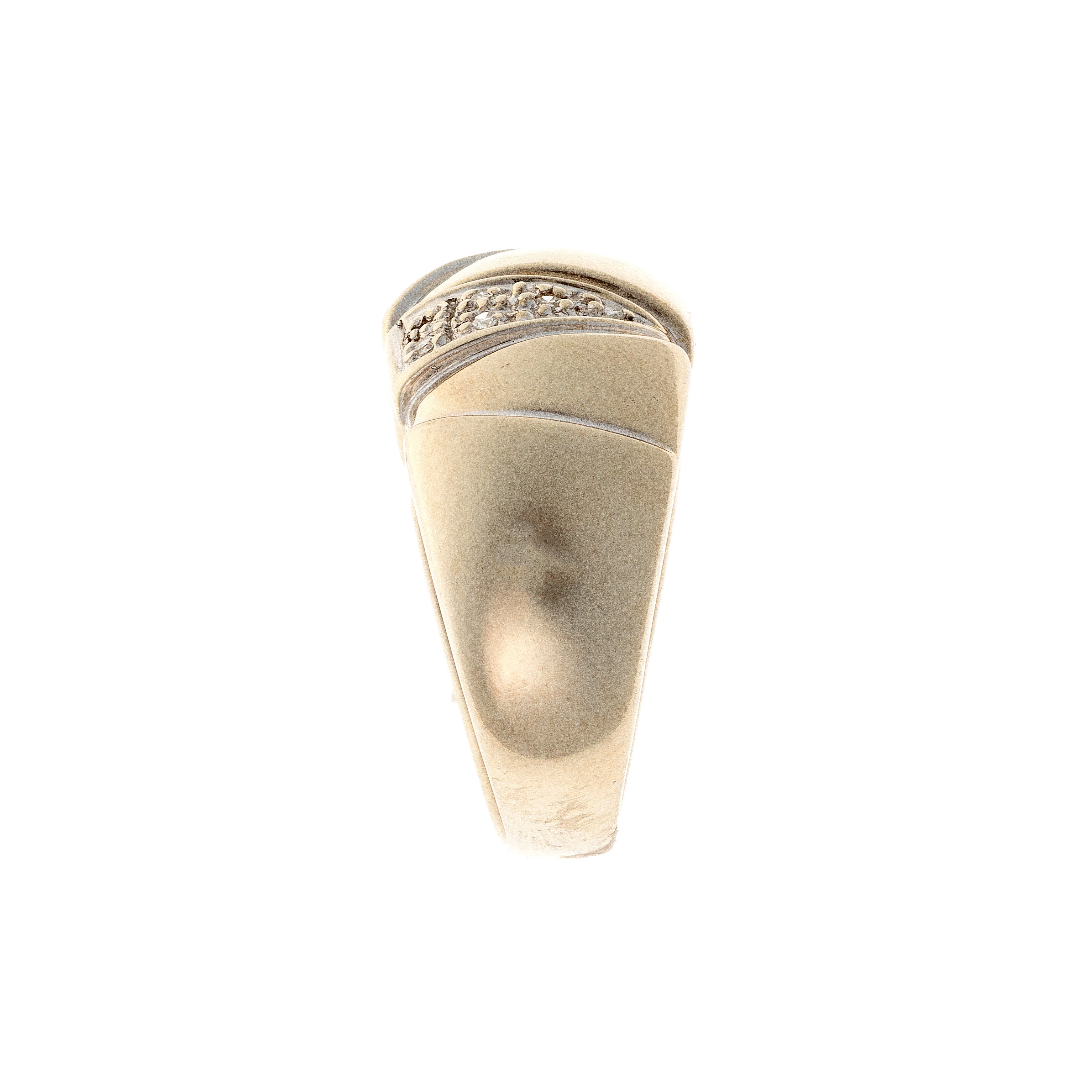 Side of the contemporary vintage white gold ribbed dome diamond band ring.