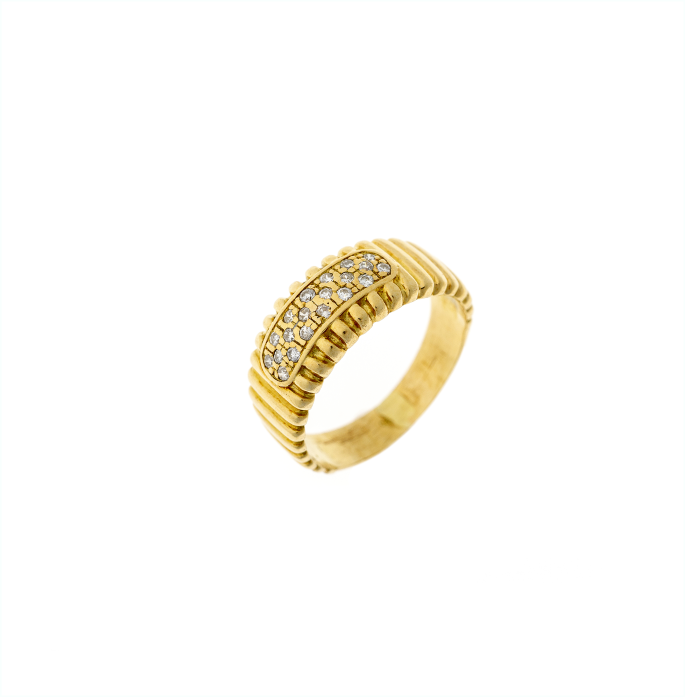 Estate ribbed gold ring with 20 brilliant diamonds, showcasing textured detailing and timeless sophistication.