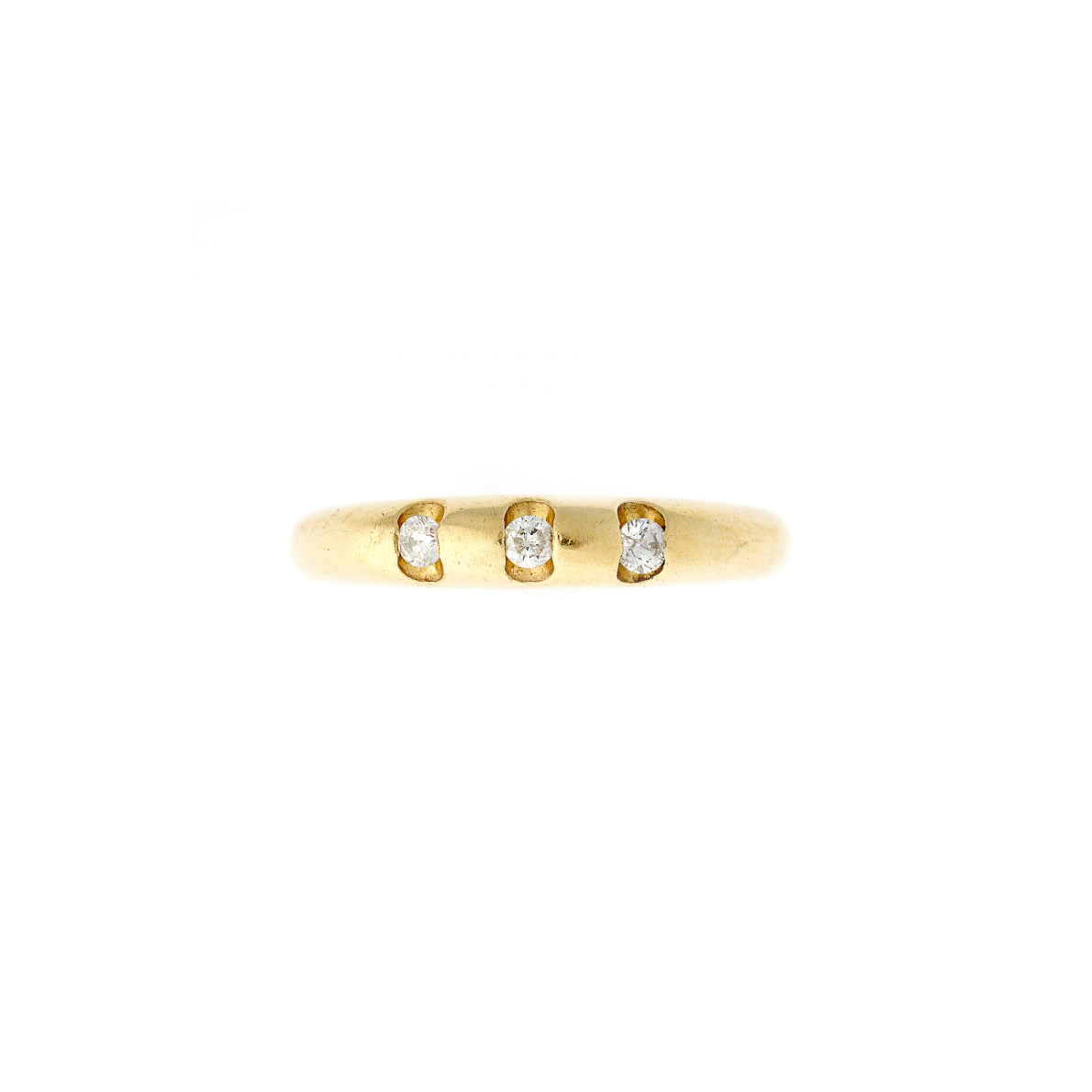 Draufsicht des Goldbandrings, der sein schlankes Profil und drei funkelnde Diamanten in einem raffinierten, modernen Design zeigt.