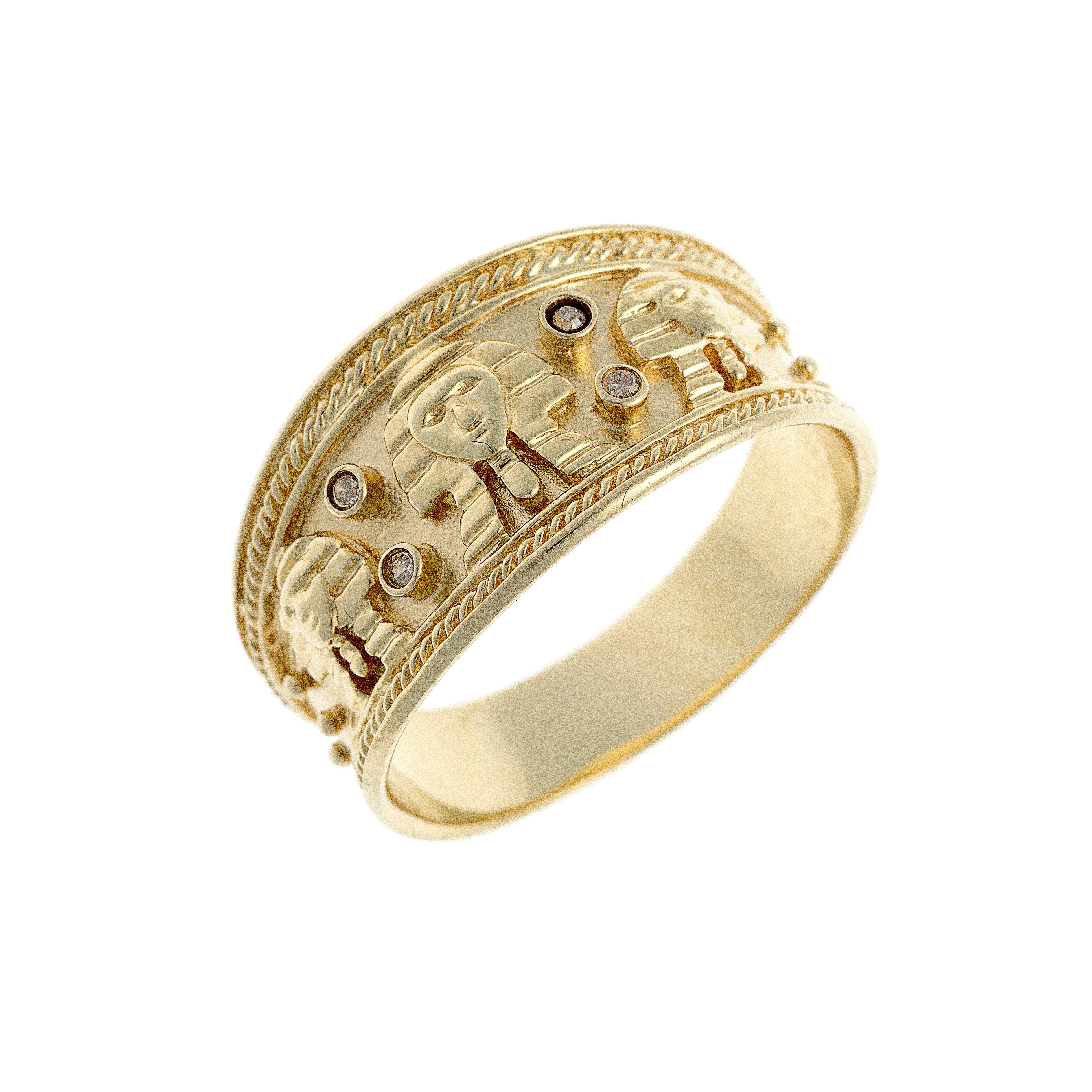 Vue de côté en angle de la bague en or, montrant ses motifs de pharaon sculptés et ses détails complexes en or tressé.