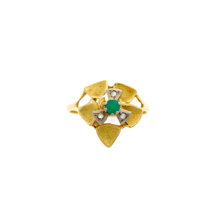 Vintage floral cocktail ring in 18K yellow and 9K white gold, featuring a vibrant green chalcedony centerpiece.