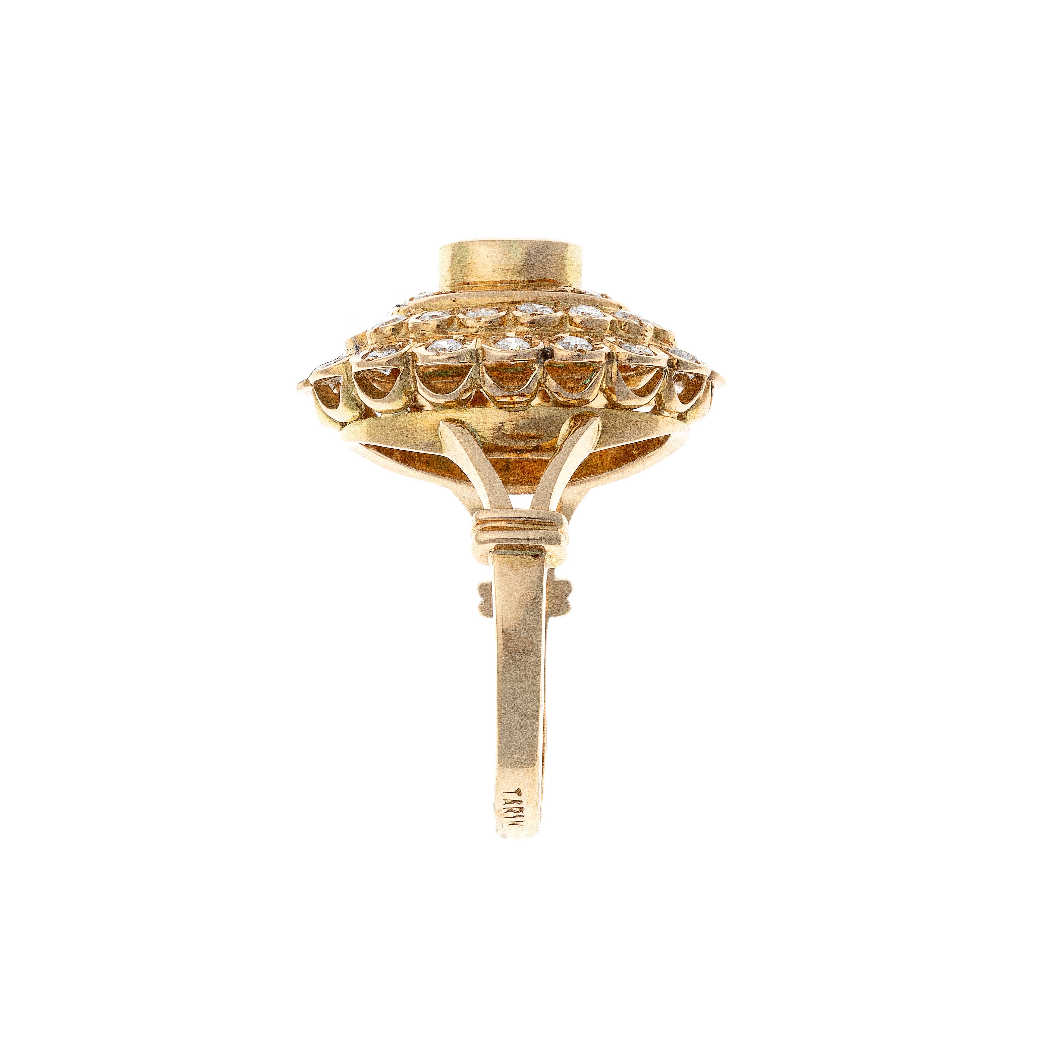 Seite des Mid-Century gewellten Doppel-Halo-Cocktailrings aus Gold mit Smaragd und Diamant.