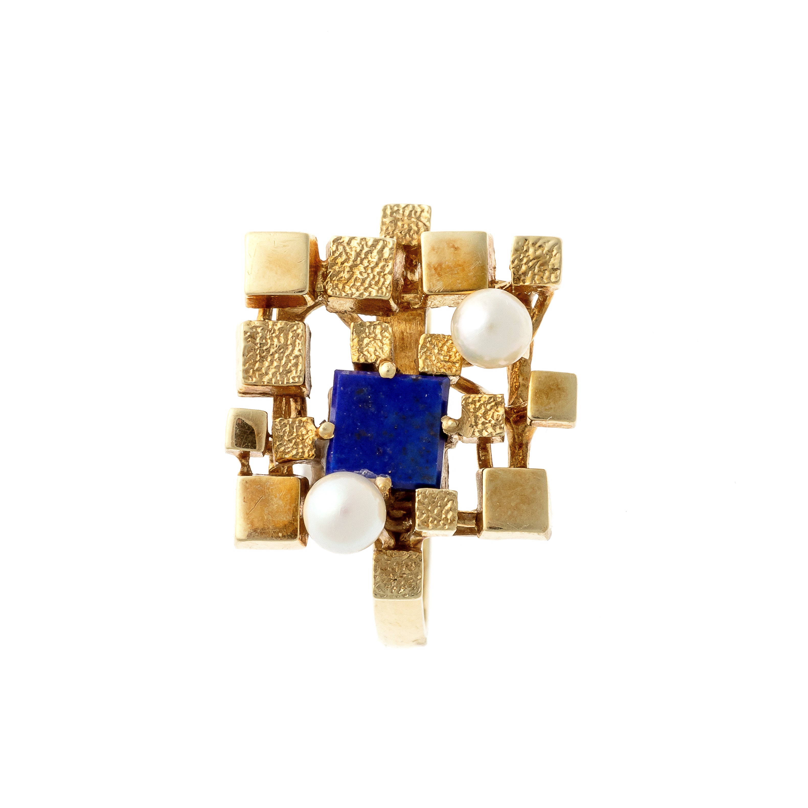 Top of the modernist vintage gold cocktail ring with lapis lazuli and pearls.