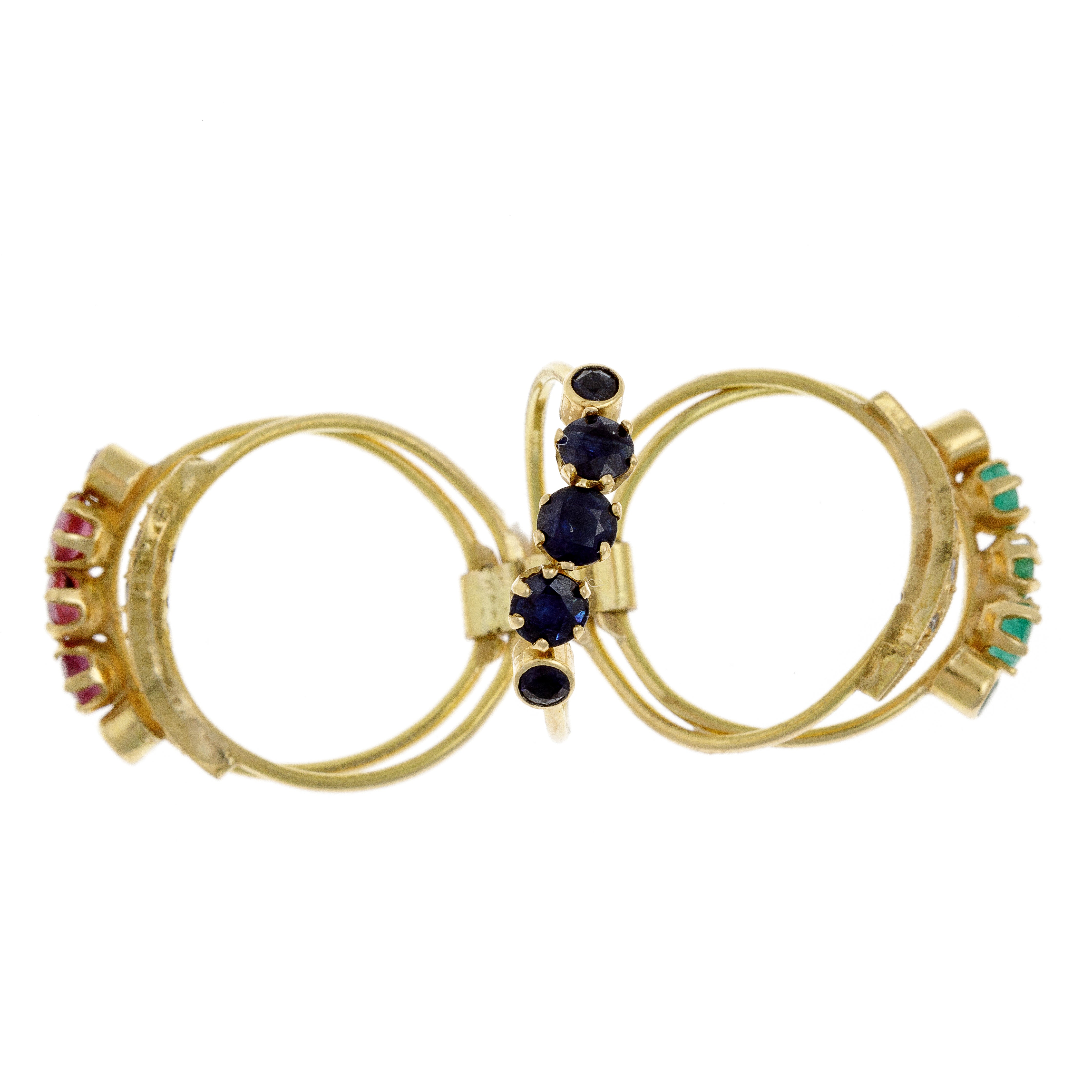 Top view of 18K gold ring showing sapphire gemstone setting.