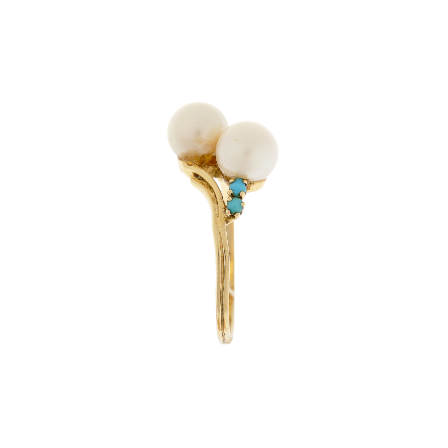 Retro 18k gold pearl and turquoise ring featuring an entwined band with a sculptural gemstone arrangement, French design