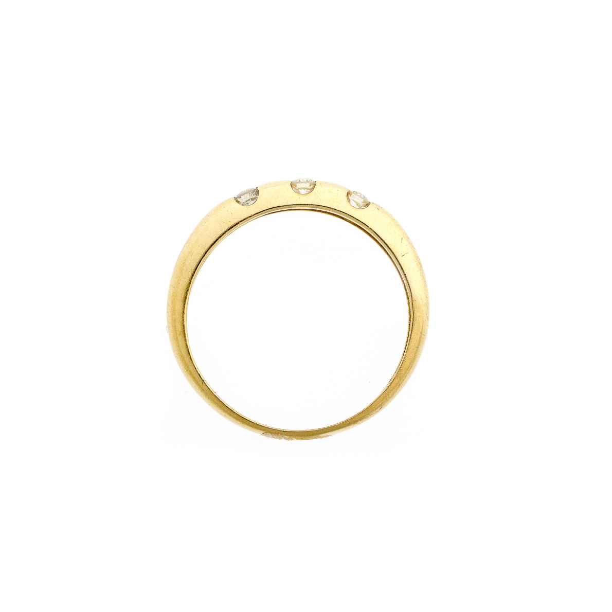 Vorderansicht des Retro-Goldbandrings, die die gleichmäßig verteilten Diamanten und den dezenten Luxus seines minimalistischen Designs hervorhebt.