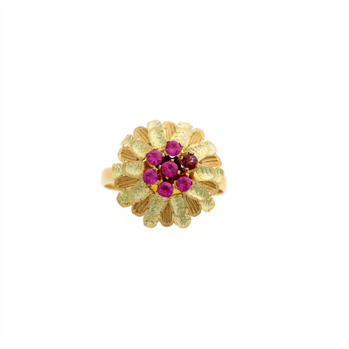 Retro 18K gold floral ring with ruby and corundum, showcasing delicate petal-inspired craftsmanship.