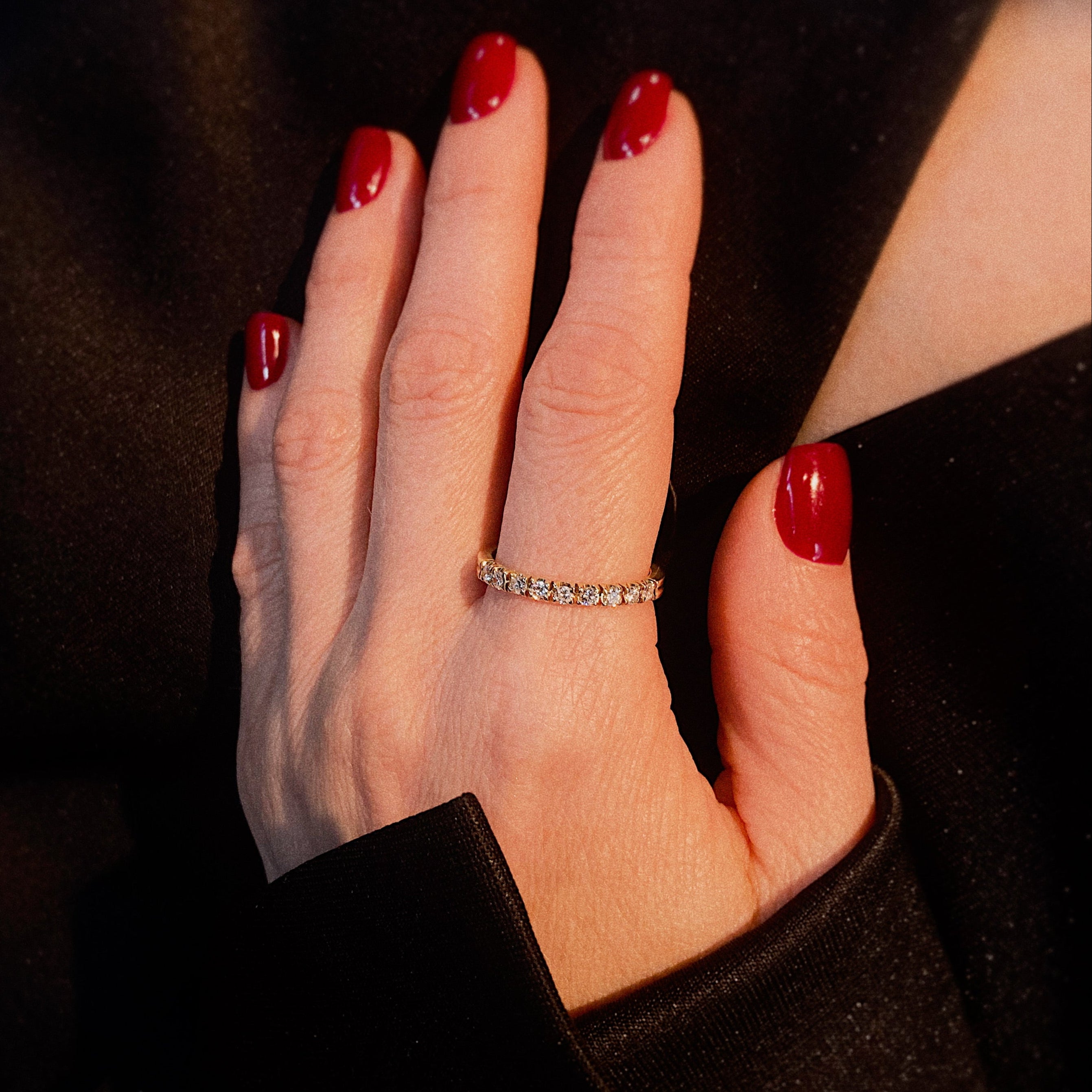 Model wearing the vintage gold eternity band with brilliant-cut diamonds.