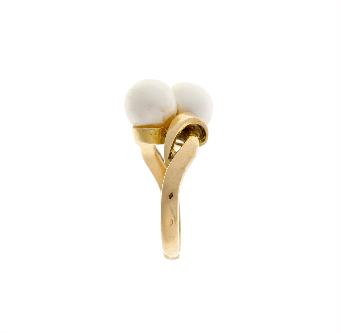 Vintage French 18k gold ring with luminous 5.56 ct cultured pearls and an intertwined sculptural band