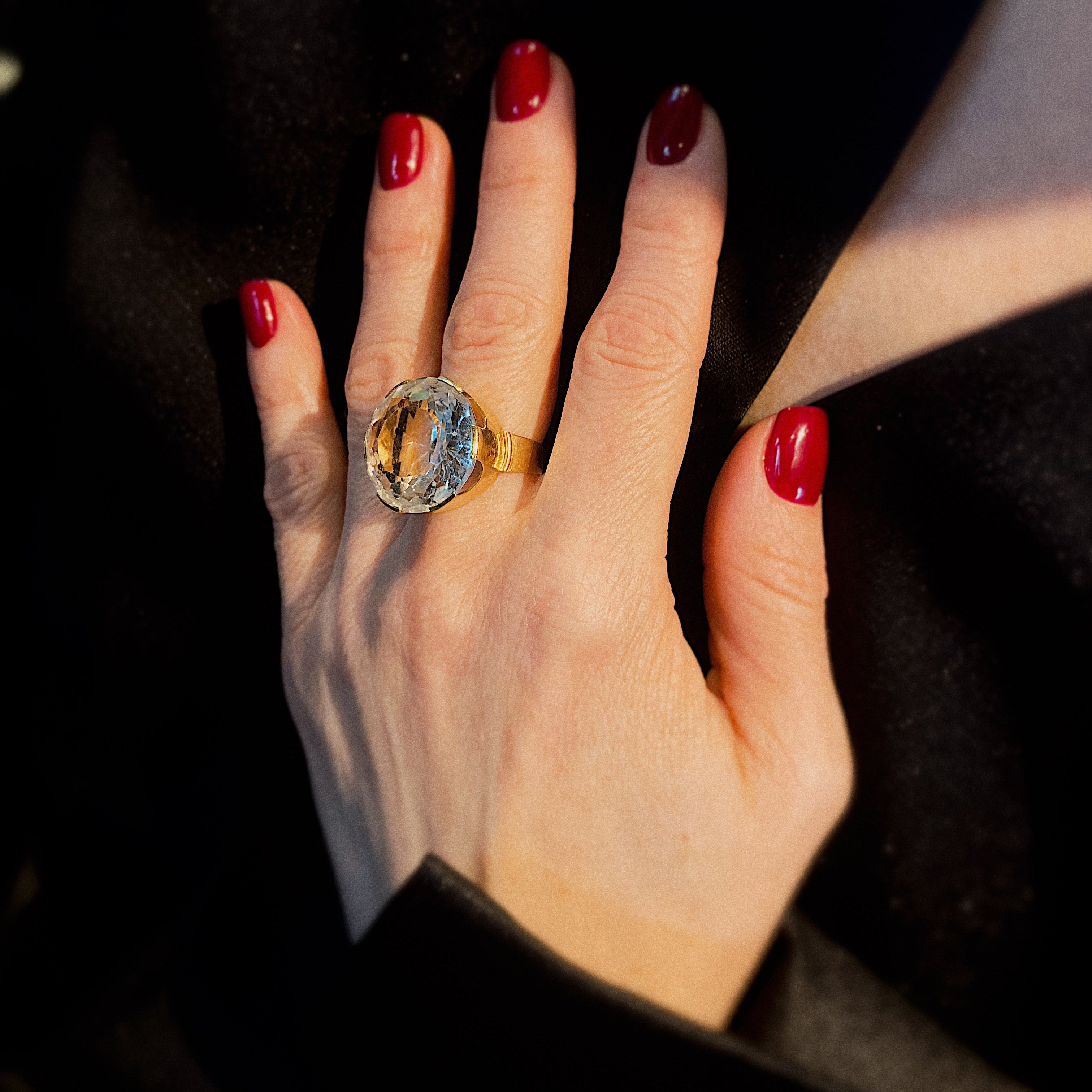 Femme portant la bague cocktail vintage Fries Arauner en or avec cristal de roche.