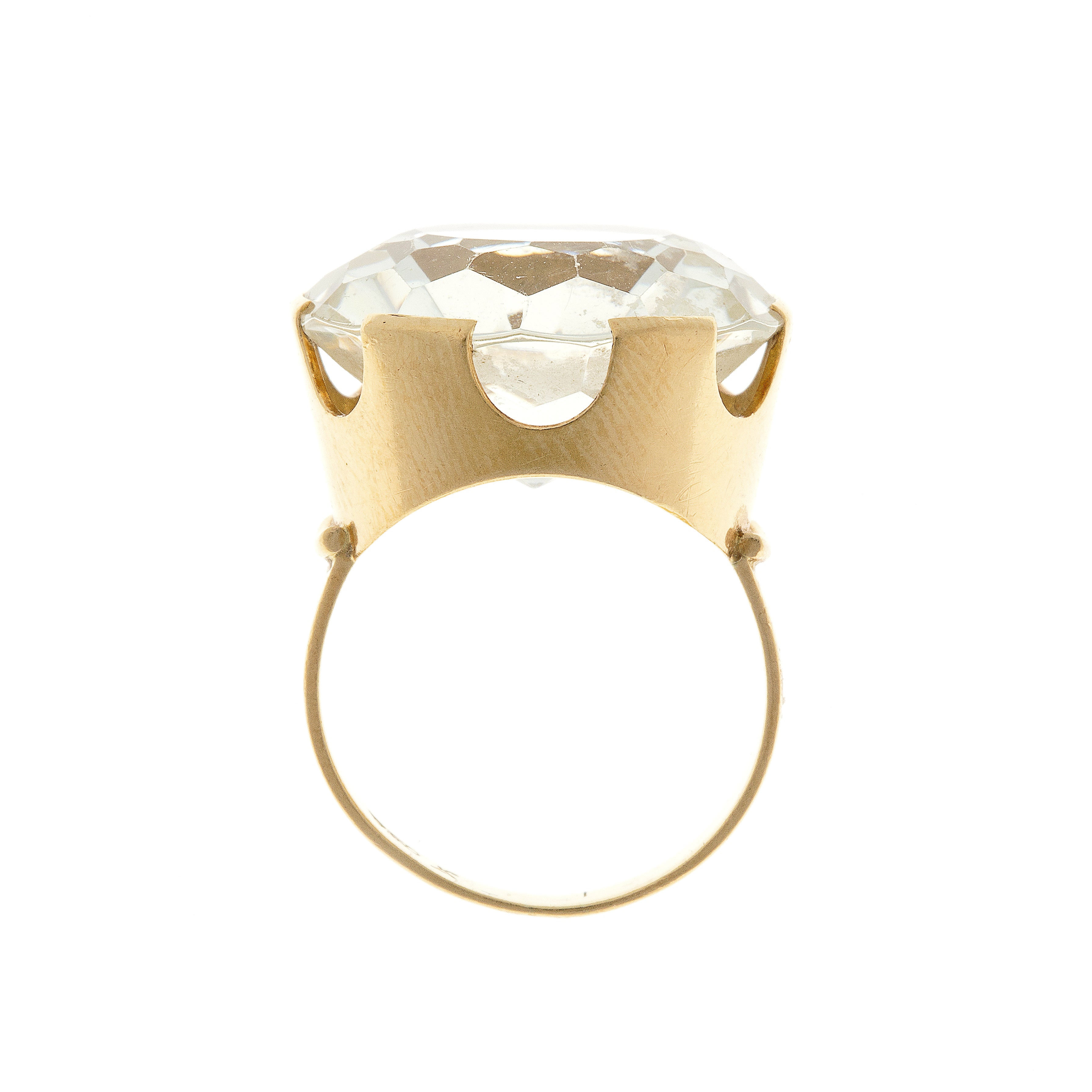 Vue de profil de la bague vintage Fries Arauner en or avec cristal de roche.