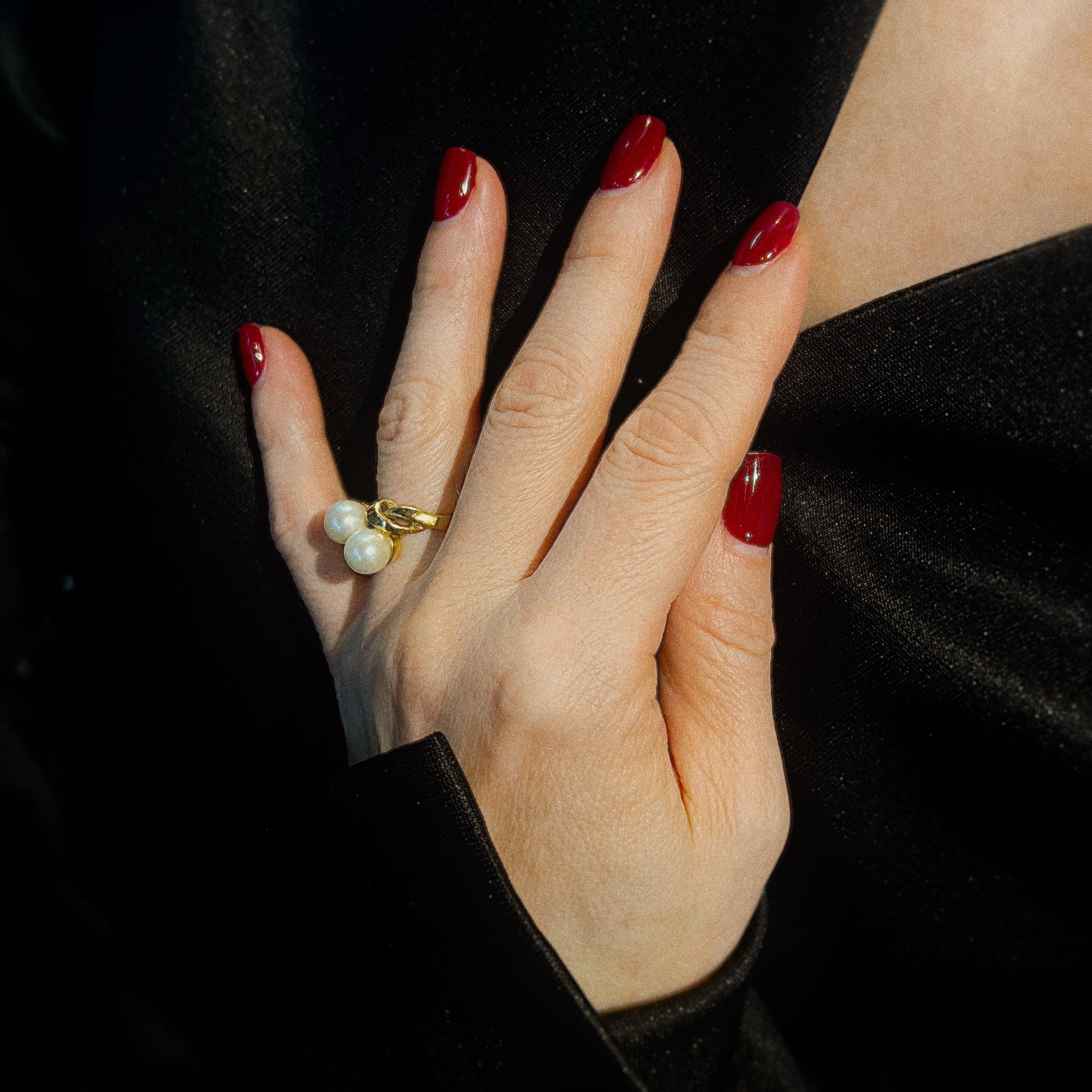 Model wearing the vintage gold ring with cultured pearls.