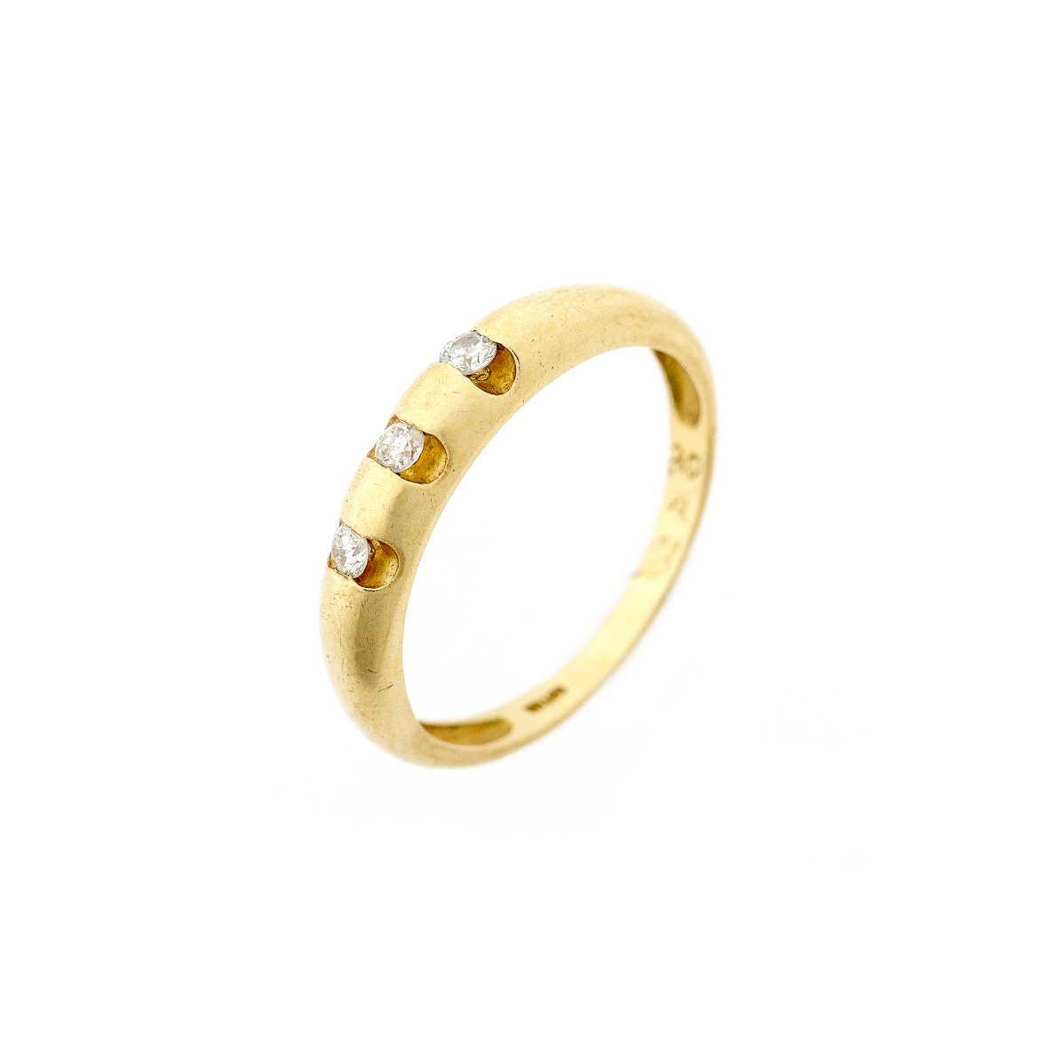 Ein Vintage-Drei-Steine-Bandring aus 18K Gold mit drei meisterhaft gefassten Diamanten, entworfen mit einer minimalistischen und zeitlosen Ästhetik.