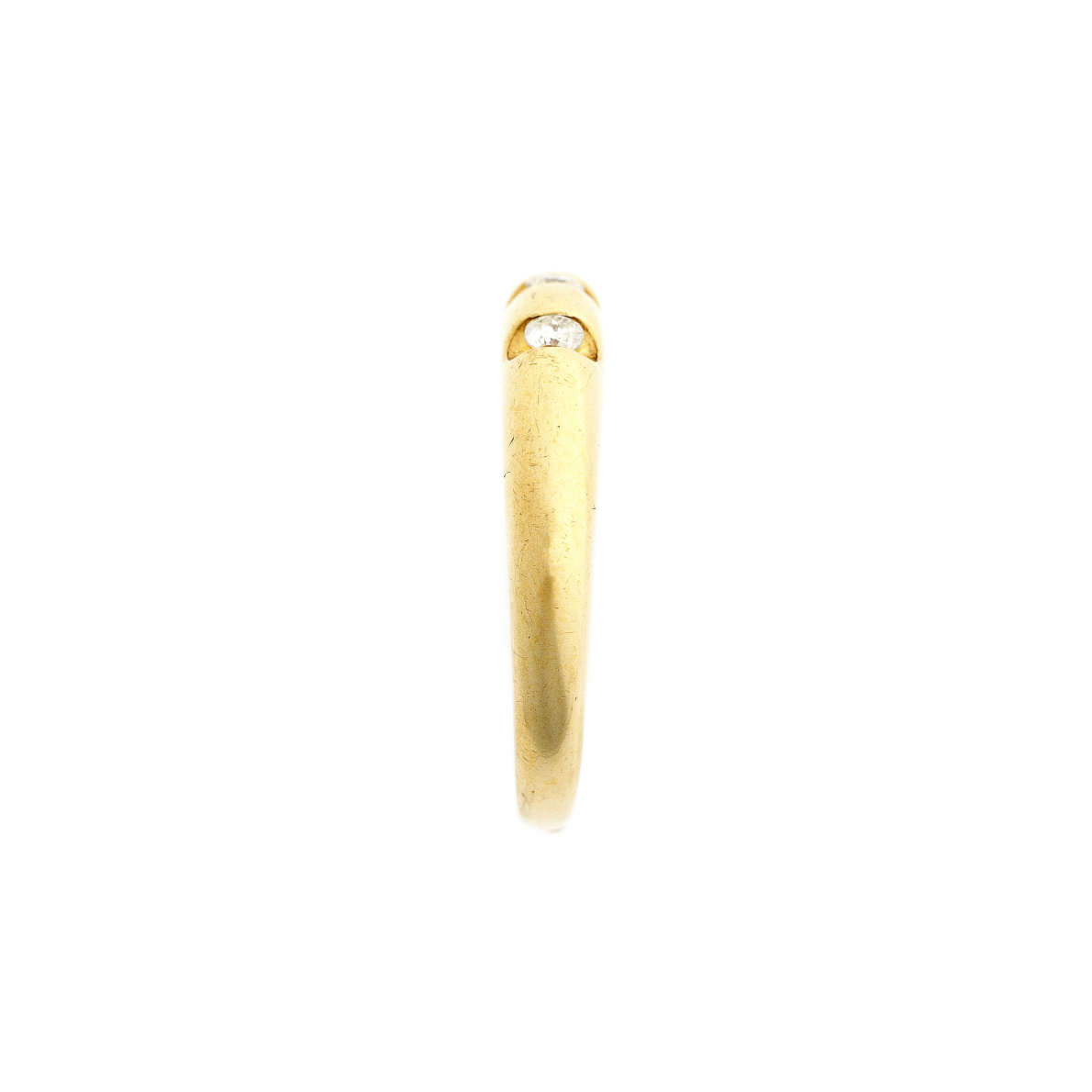 Schlanke Profilansicht des Vintage-Goldrings, die seine filigrane Handwerkskunst und die Brillanz seiner Drei-Diamanten-Fassung hervorhebt.
