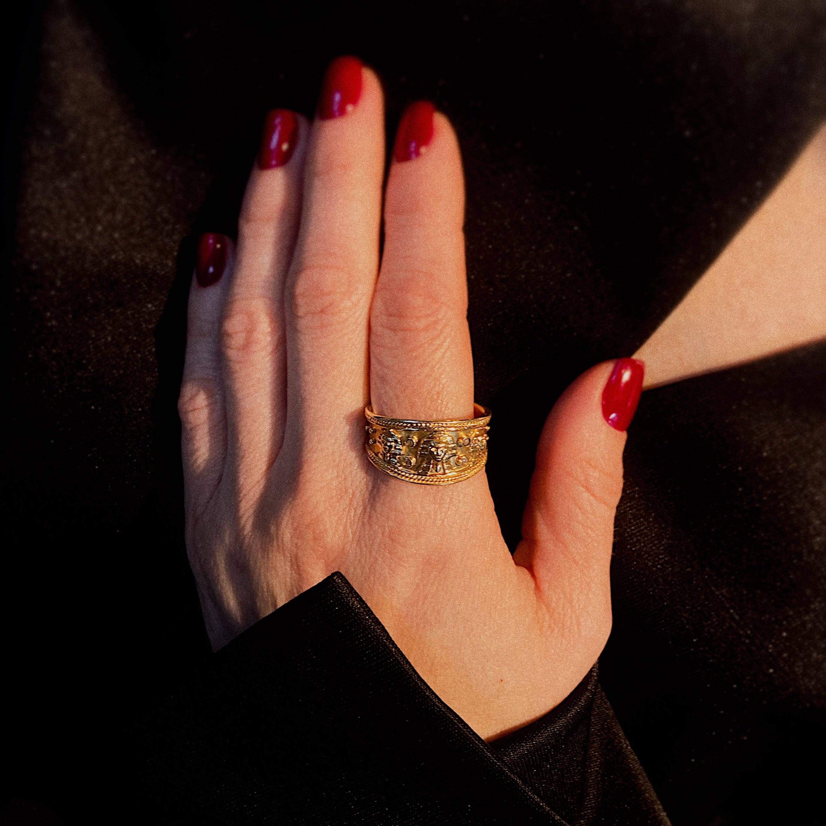 Femme portant la large bague vintage pharaon en or avec diamants.
