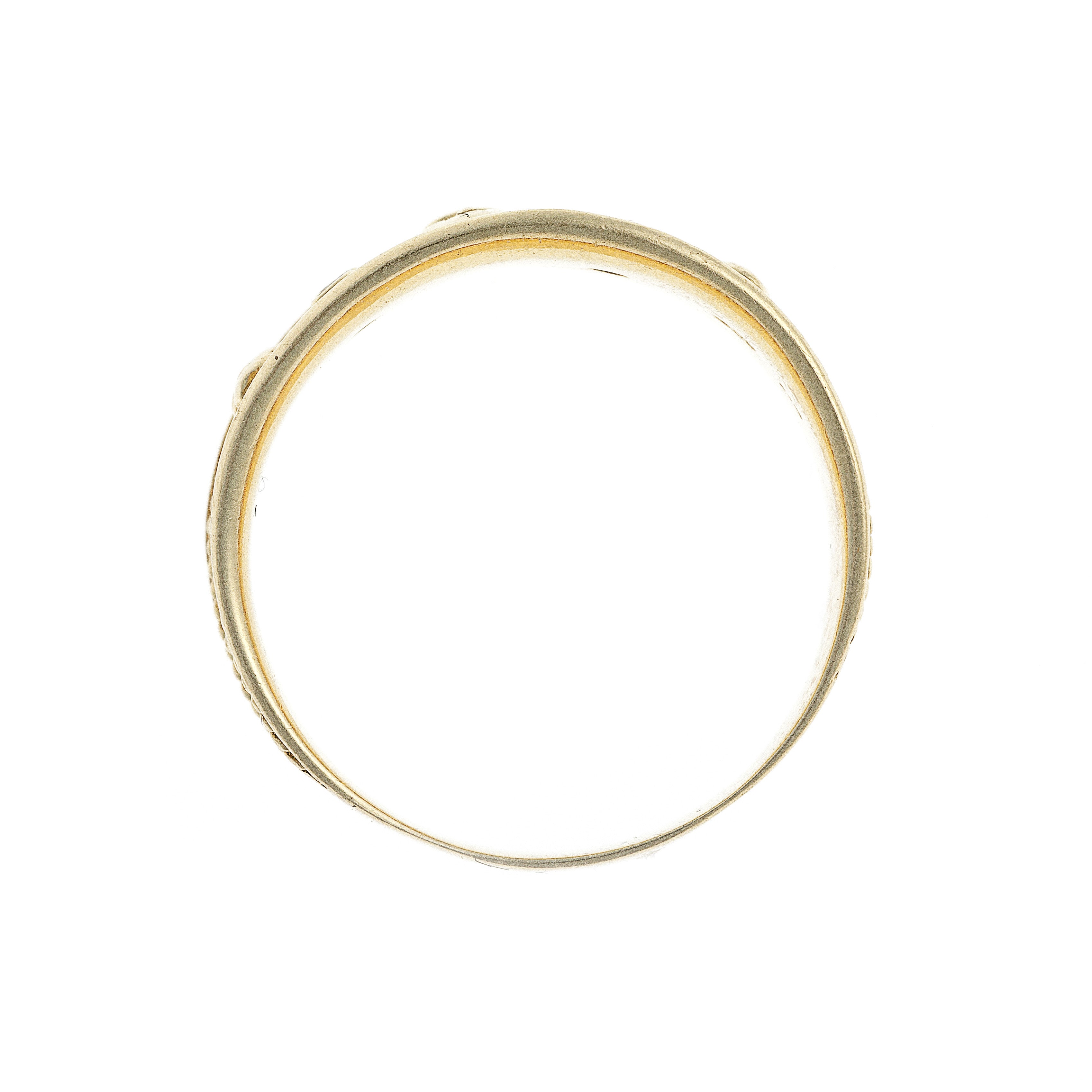 Vue de profil de la bague vintage en or, soulignant sa courbure lisse malgré les têtes de pharaon gravées, et ses accents de diamant étincelants.