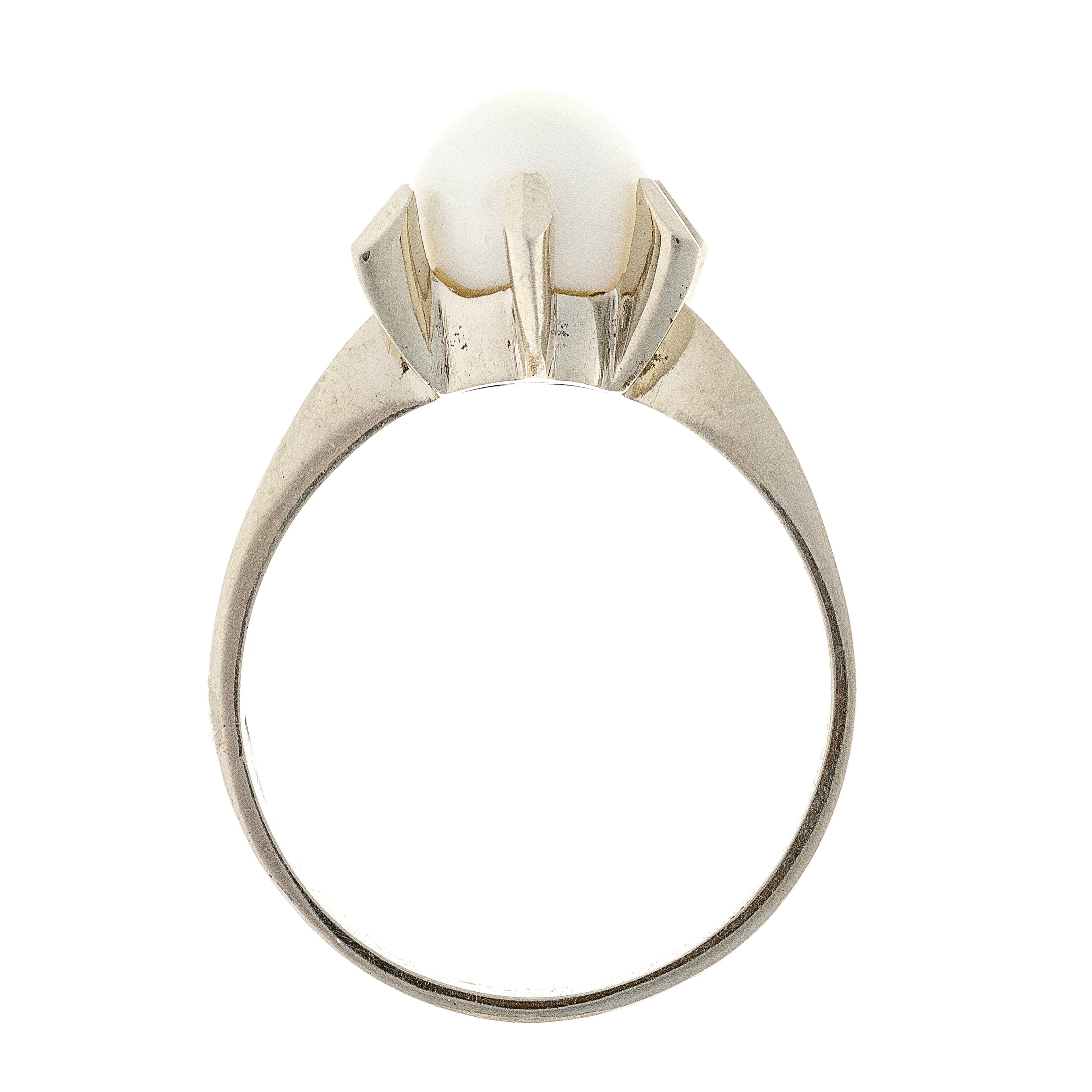 Profile view of the vintage pearl solitaire ring, emphasizing the elegant prong setting and the luminous glow of the pearl.