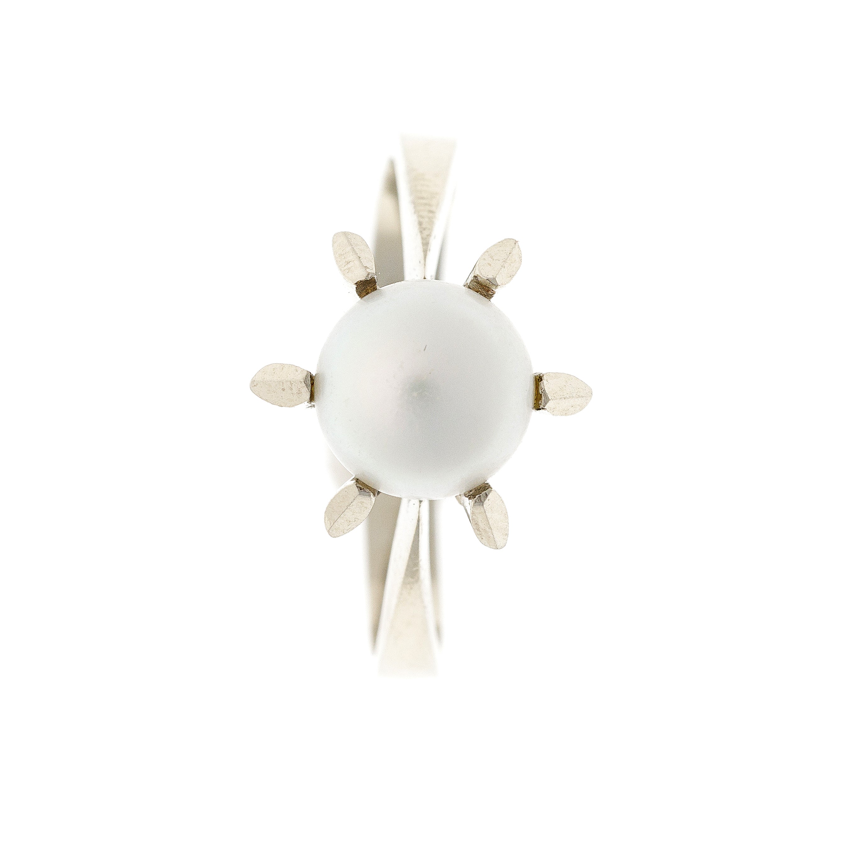 A vintage 18K white gold solitaire ring featuring a luminous cultured pearl embraced by bold prongs in a minimalist design.