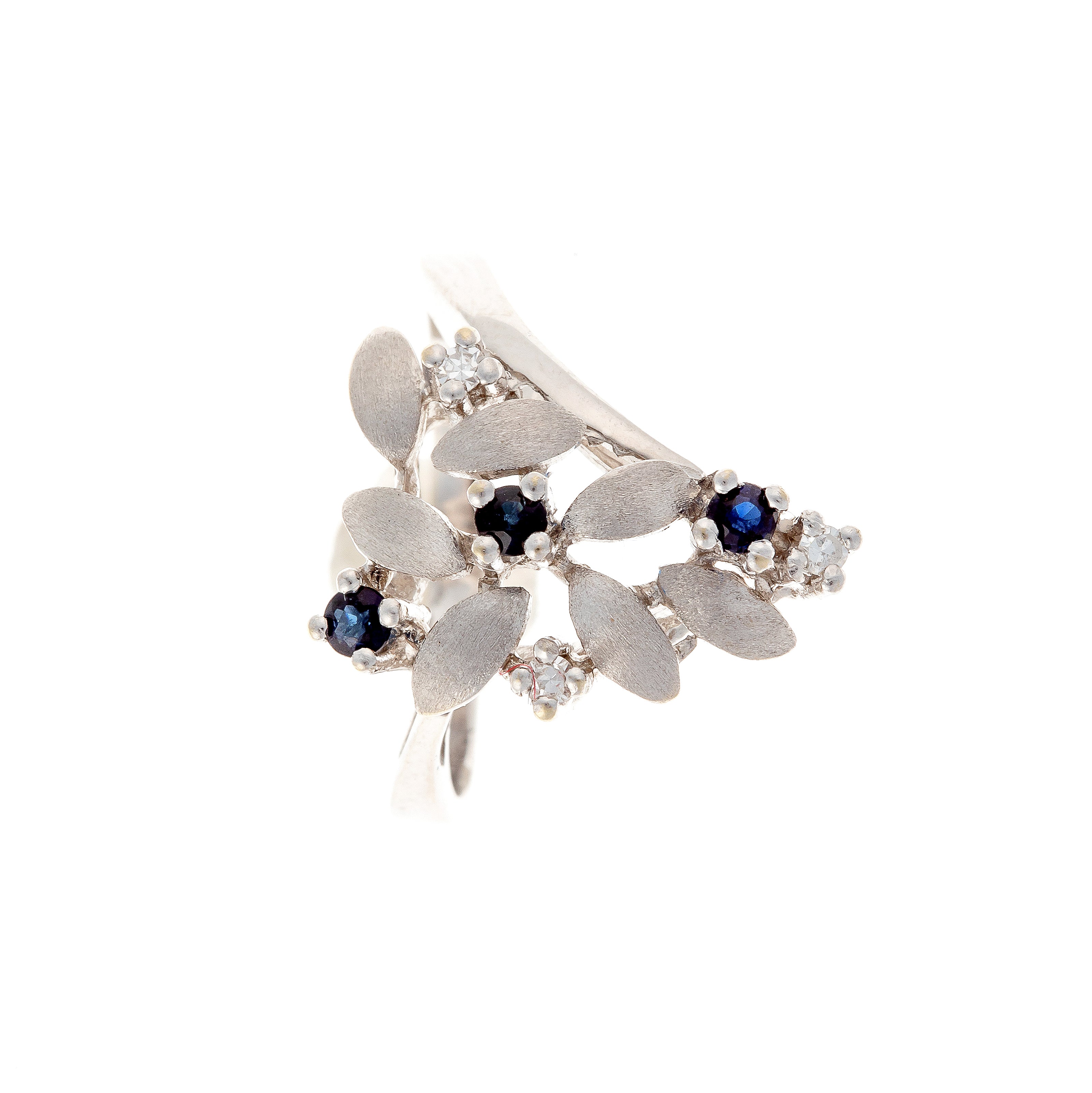 Top of the white gold floral vintage ring with sapphires and diamonds.